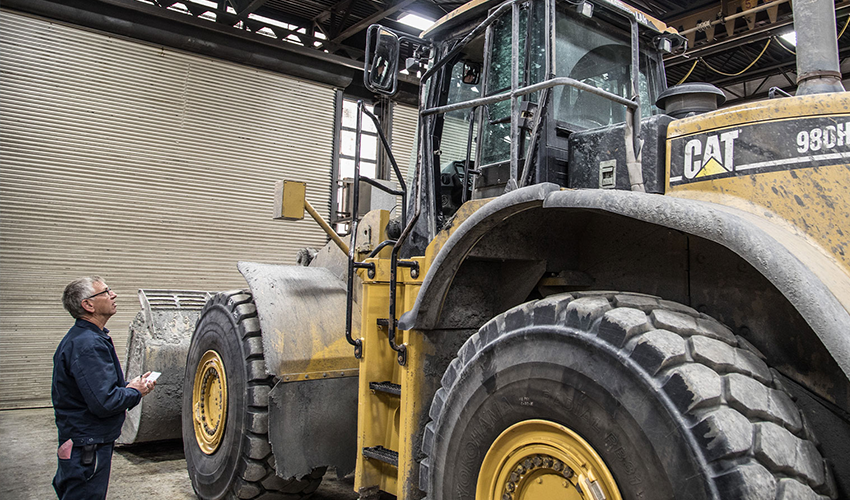 メンテナンス用に並べられたCat®機器のフィルターとオイル容器